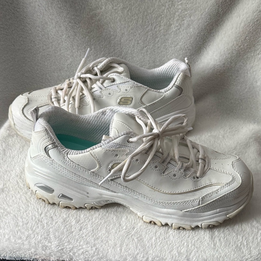 Skechers D’Lite Women's White Athletic Sneakers Size 11 Wide‎ Running Shoes